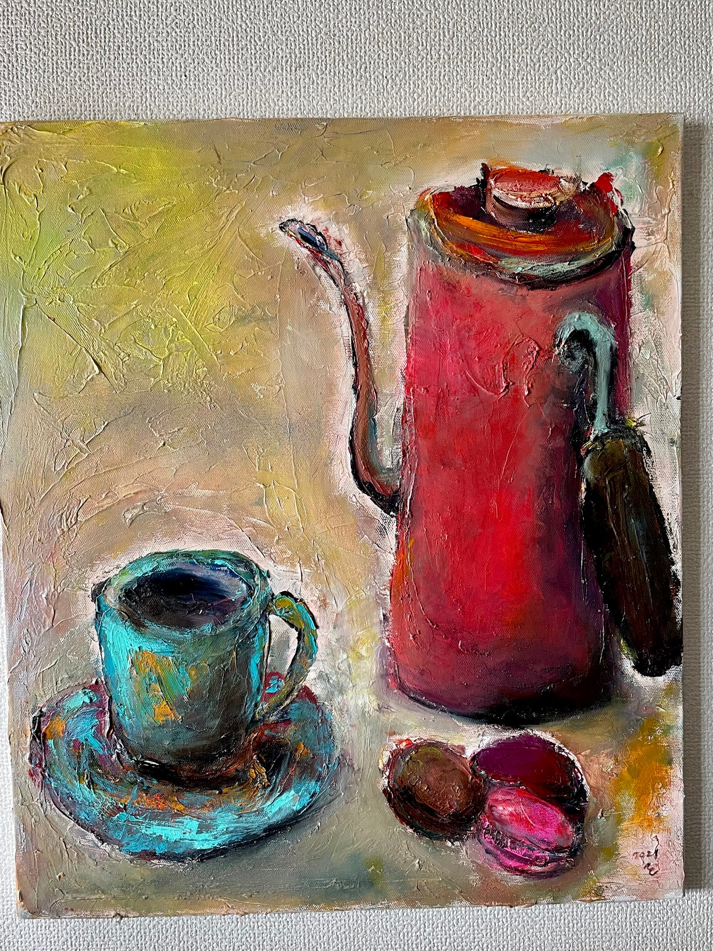 マカロンと赤いティーポット