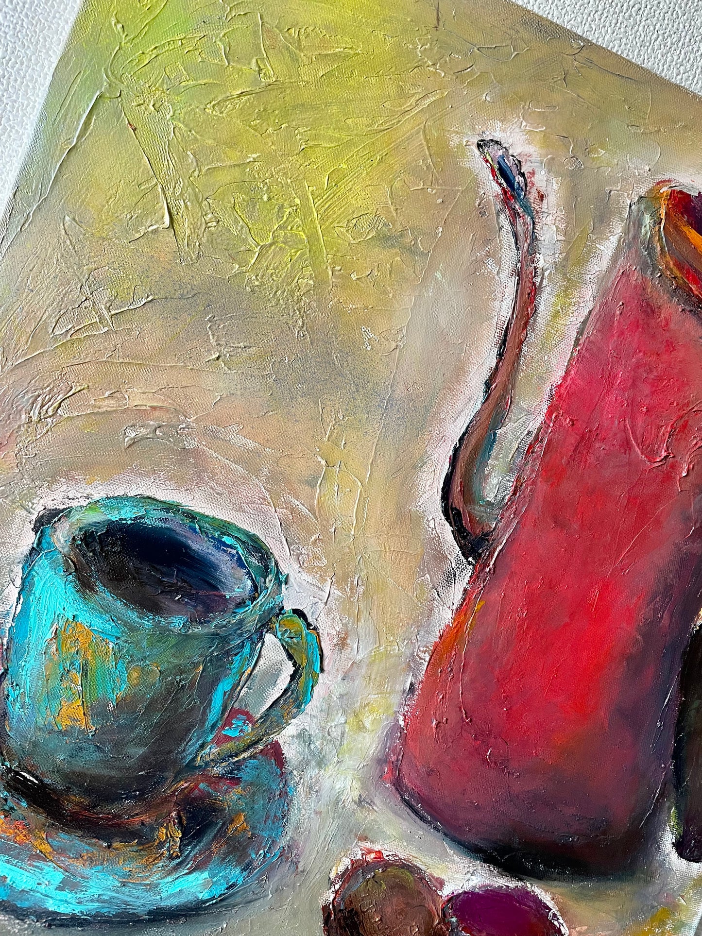 マカロンと赤いティーポット