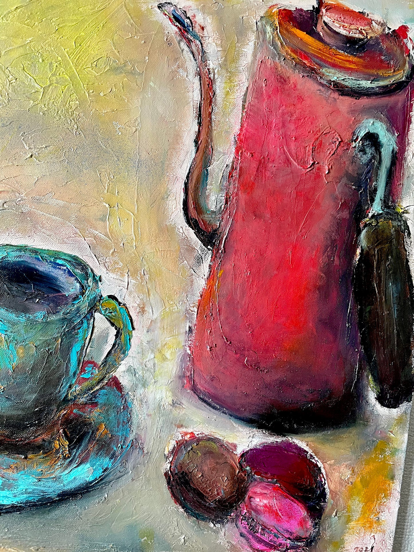 マカロンと赤いティーポット