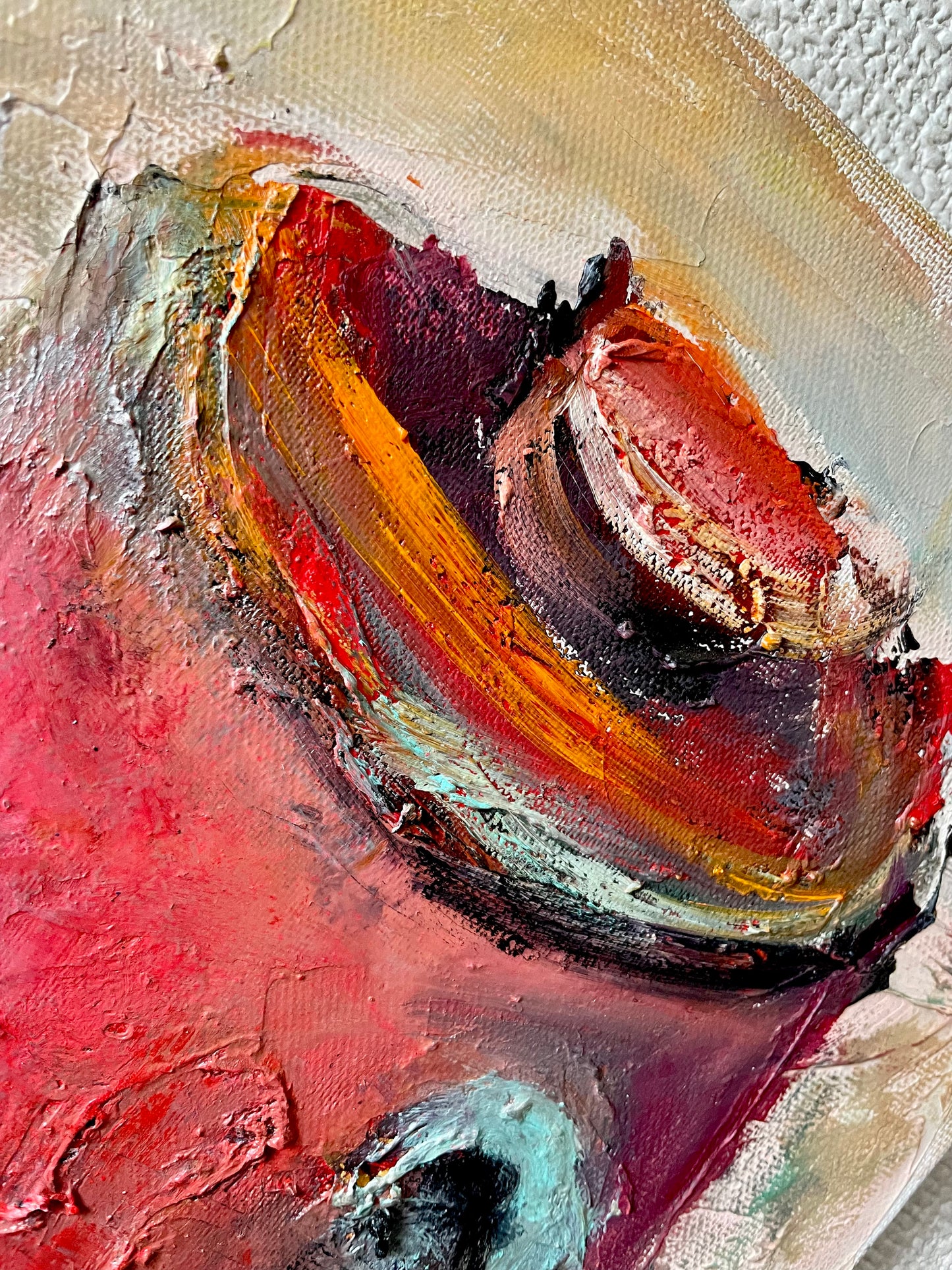 マカロンと赤いティーポット